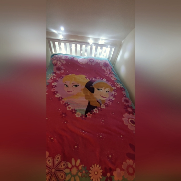 Disney Elsa and Anna blanket - Picture 2 of 3